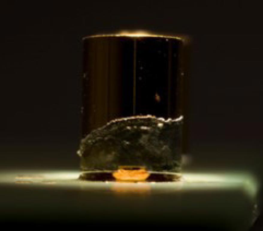 図1：PTFEコネクタがリフロー中に傾き・浮き上がる様子