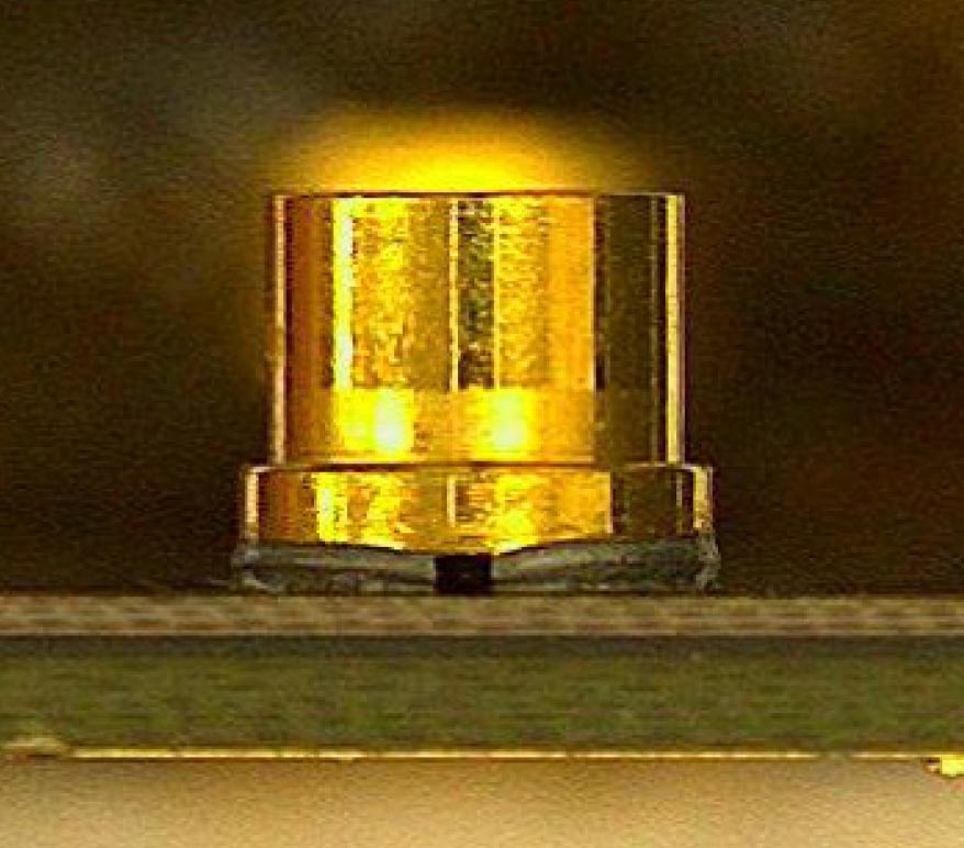 図2：リフロー耐性コネクタは基板上に安定して保持