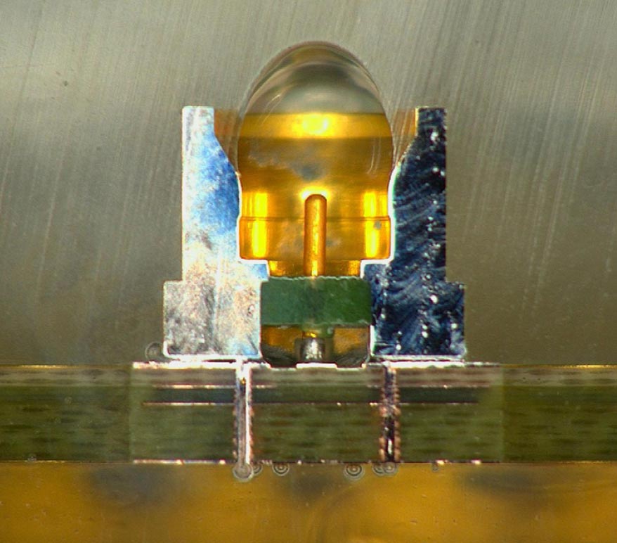 図3：ガラスシールPCBコネクタの断面