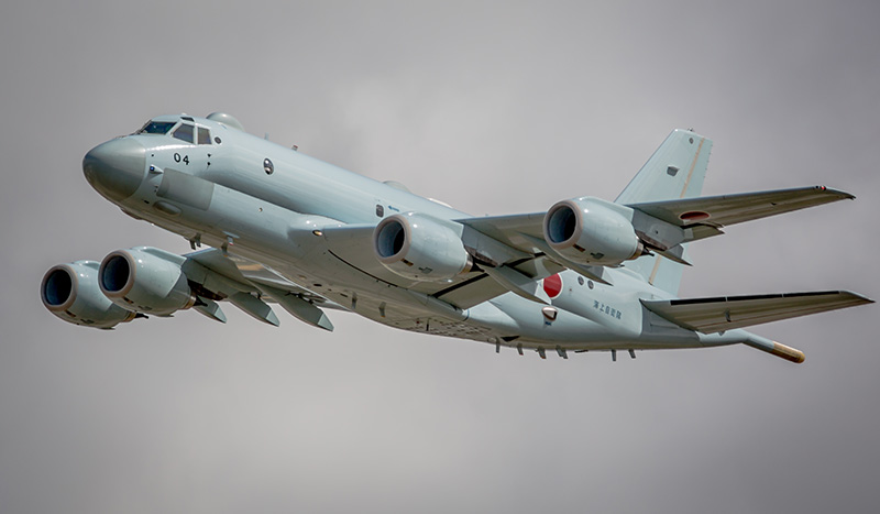 日本の海上自衛隊が運用する川崎P-1哨戒機は、従来のフライ・バイ・ワイヤ方式に代わり、世界で初めてフライ・バイ・ライト方式のアビオニクスシステムを実用化した量産機です。 